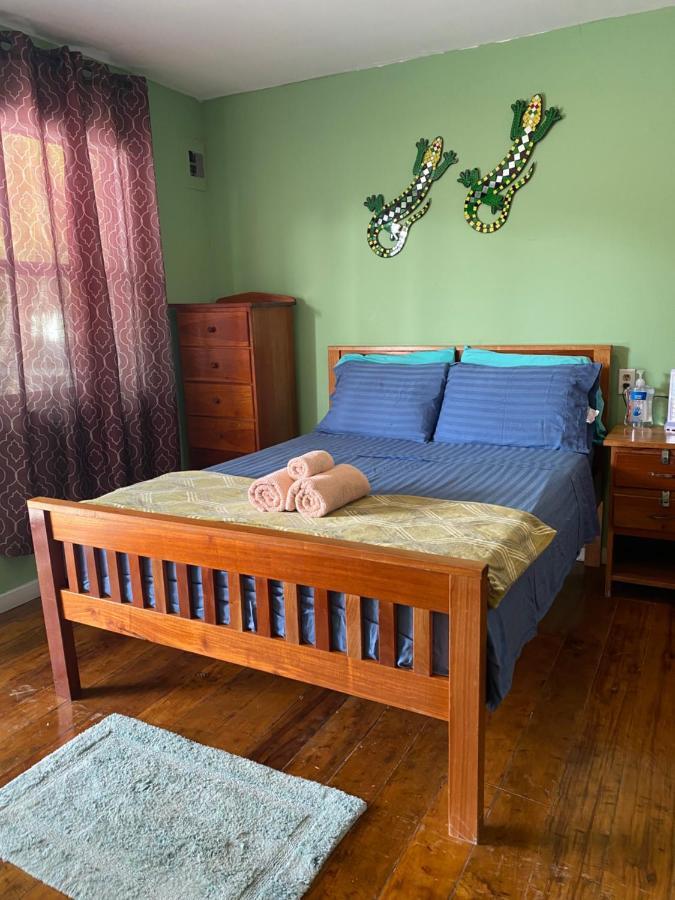 Go Slow Guesthouse Caye Caulker Extérieur photo