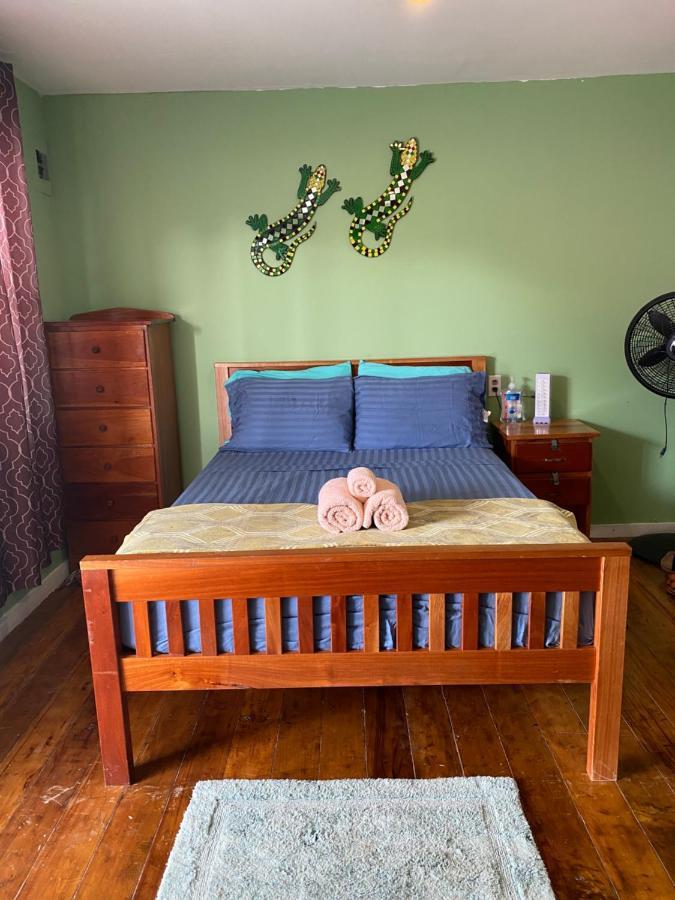 Go Slow Guesthouse Caye Caulker Extérieur photo