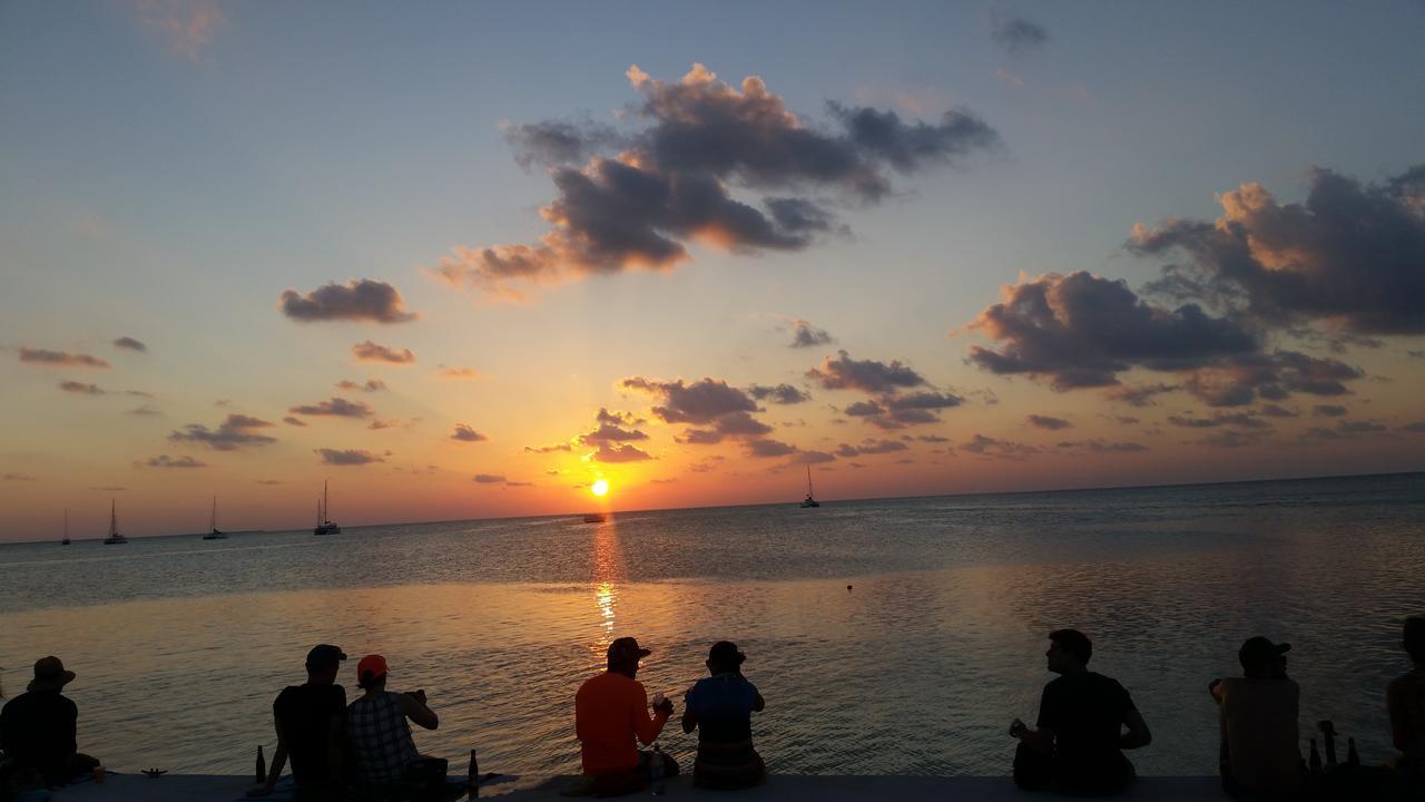 Go Slow Guesthouse Caye Caulker Extérieur photo