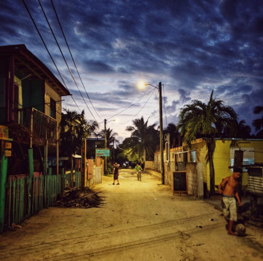 Go Slow Guesthouse Caye Caulker Extérieur photo